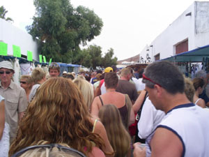 Gedraenge auf dem Markt von Teguise. Lanzarote